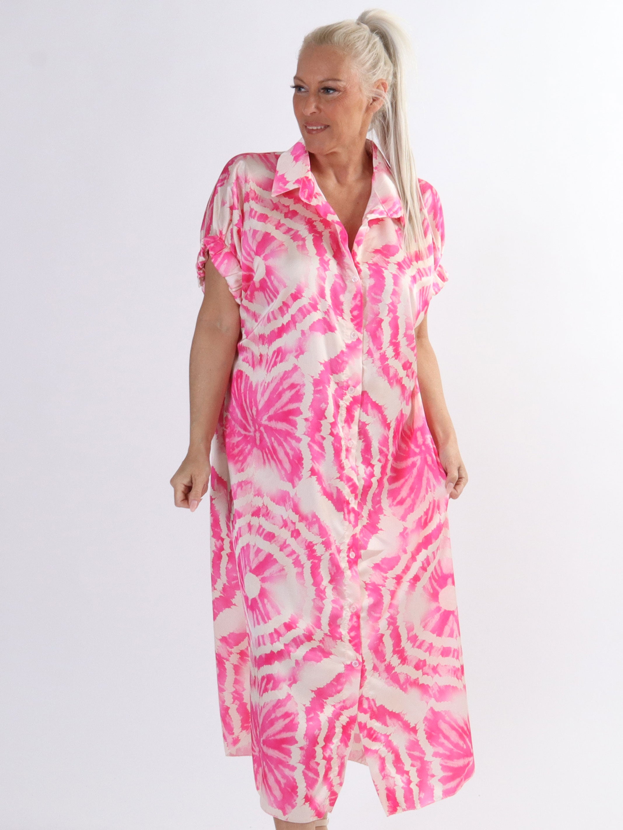 Erin - Skjortekjole i plus size med knapper og batikmønster